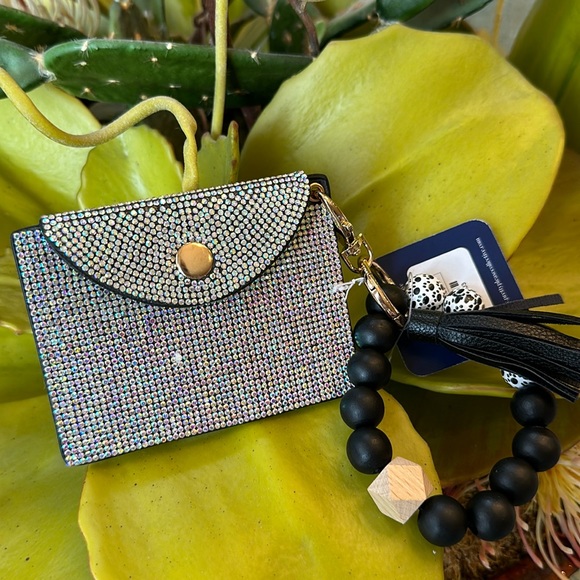 NWT 4x3.25” CREDIT CARD WRISTLET FABULOUS GLITTERING RHINESTONES! - Picture 1 of 4